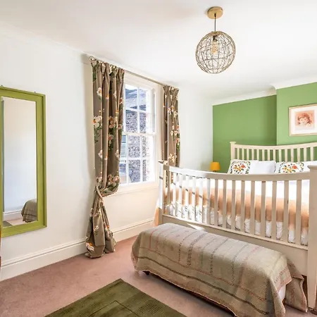 Newly Renovated Centre Flat - Pass The Keys