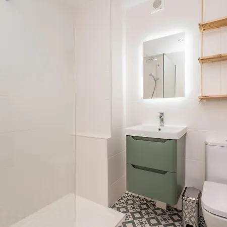 Newly Renovated Centre Flat - Pass The Keys