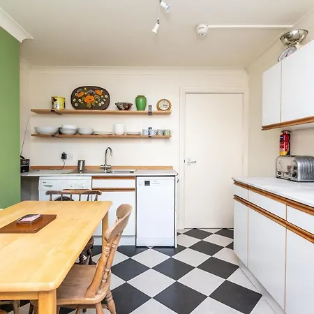 Newly Renovated Centre Flat - Pass The Keys *