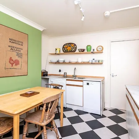 Newly Renovated Centre Flat - Pass The Keys Apartment