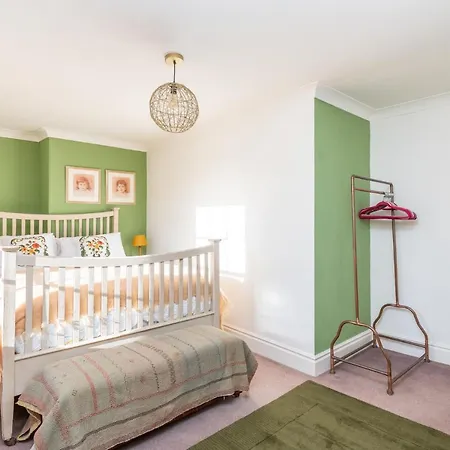 Newly Renovated Centre Flat - Pass The Keys Apartment