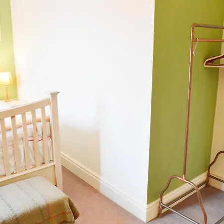 Newly Renovated Centre Flat - Pass The Keys Apartment