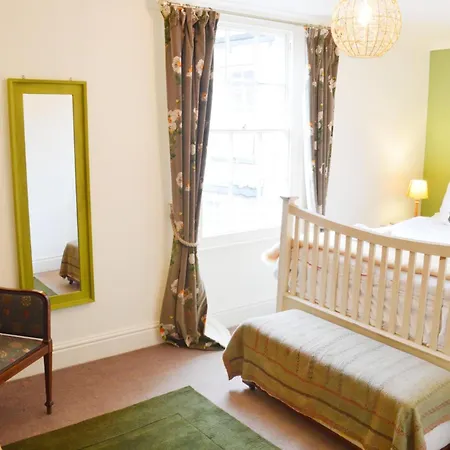 Newly Renovated Centre Flat - Pass The Keys *